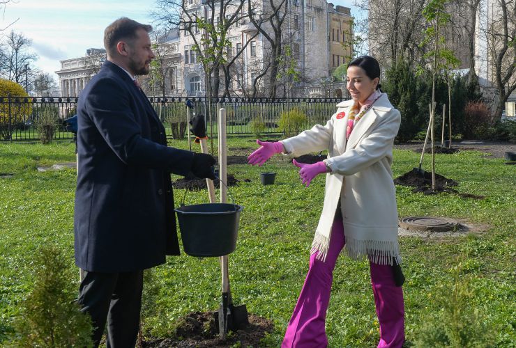 Голова Верховної Ради України Дмитро Разумков разом з депутатами посадили дерева в парку Міський сад