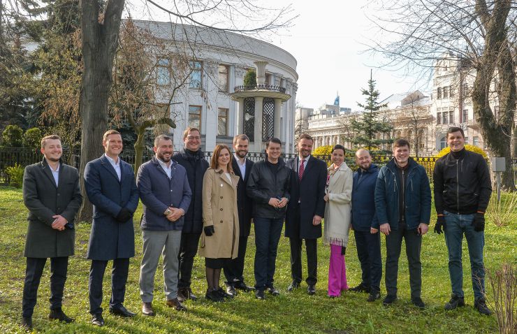 Голова Верховної Ради України Дмитро Разумков разом з депутатами посадили дерева в парку Міський сад