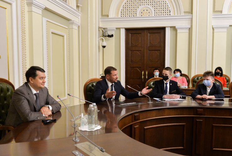 Председатель Верховной Рады Украины Дмитрий Разумков встретился со школьниками Киевской