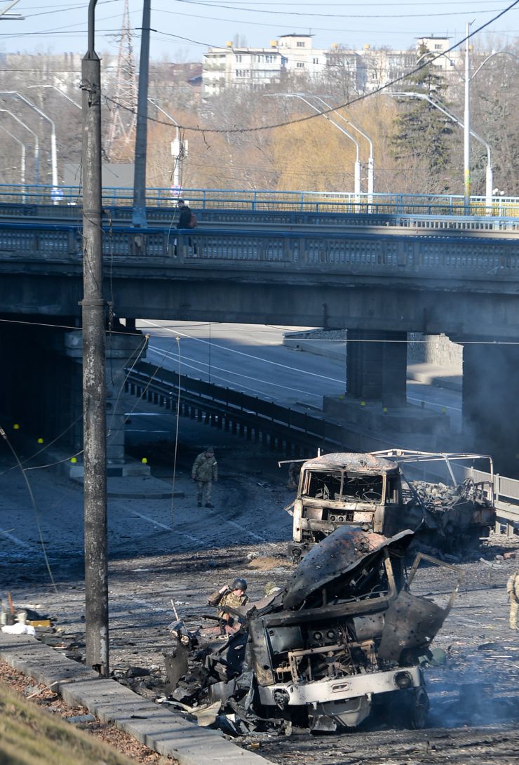 Наслідки боїв в районі метро «Берестейська», Київ. Знищено колону 2 автомобілі, 2 вантажівки з боєкомплектом і танк.