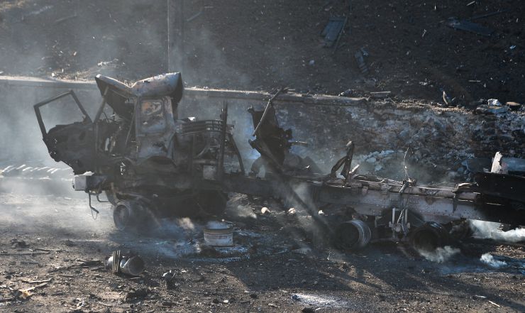 Наслідки боїв в районі метро «Берестейська», Київ. Знищено колону 2 автомобілі, 2 вантажівки з боєкомплектом і танк.