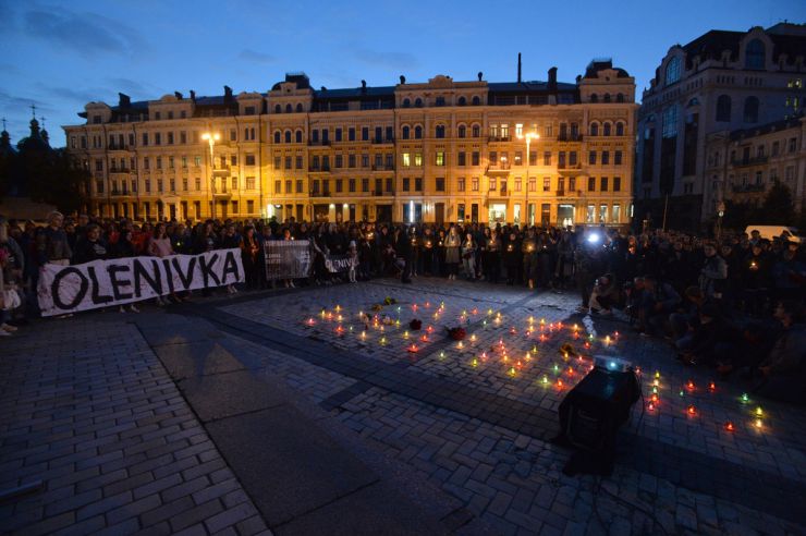 На Софійській площі у Києві вшанували пам’ять загиблих в Оленівці захисників Маріуполя