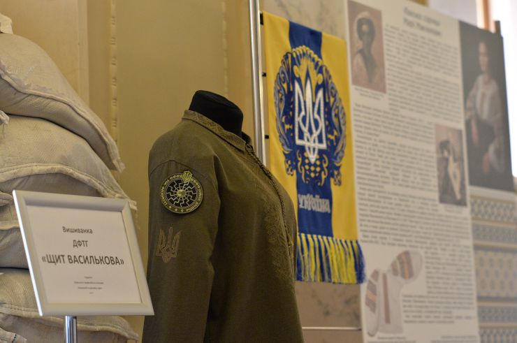 В кулуарах Верховної Ради України відкрилася виставка вишиванок. 