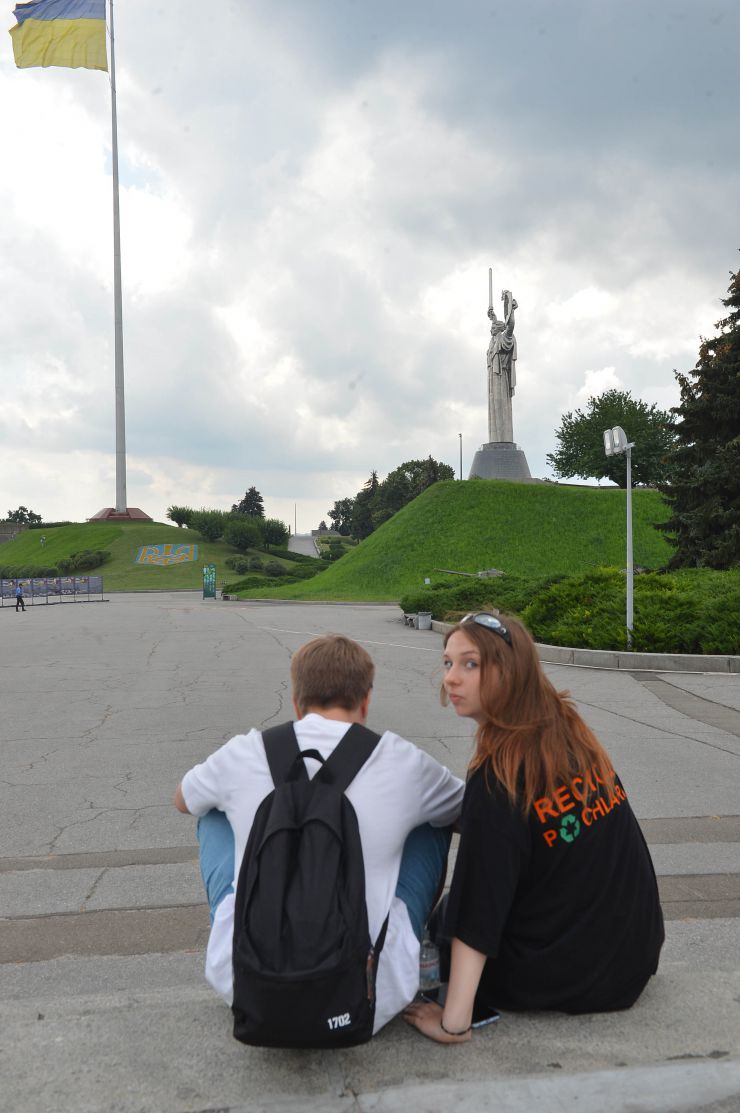 На монумент Батьківщина-мати у Києві встановили тризуб замість демонтованого радянського герба.