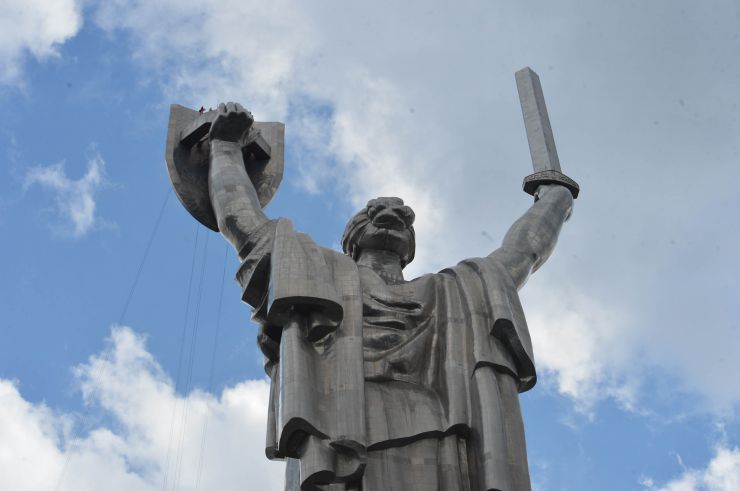 На монумент Батьківщина-мати у Києві встановили тризуб замість демонтованого радянського герба.