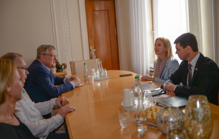 Заступниця Голови Верховної Ради України Олена Кондратюк зустрілася з Послом Латвії в Україні Ілгварсом Клявою та делегацією латвійських підприємців, які беруть активну участь у наданні допомоги Україні.