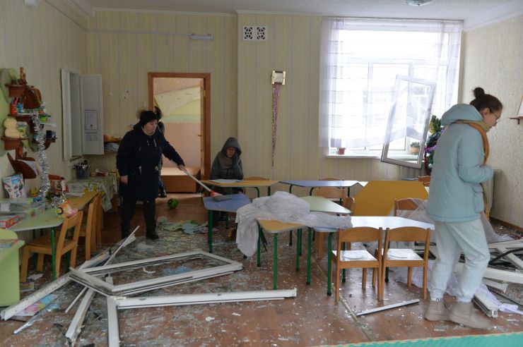 Наслідки нічного обстрілу російськими ракетами на Воскресенському житловому масиві. Пошкоджений дитячий садок і житловий будинок.