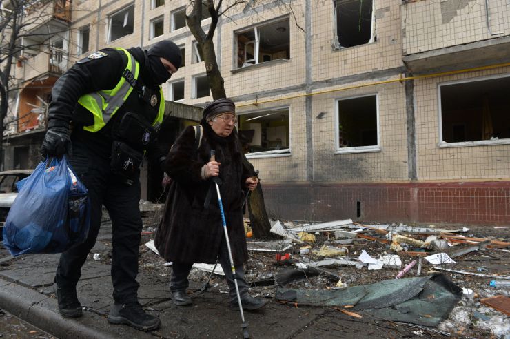 Наслідки нічного обстрілу російськими ракетами на Воскресенському житловому масиві. Пошкоджений дитячий садок і житловий будинок.