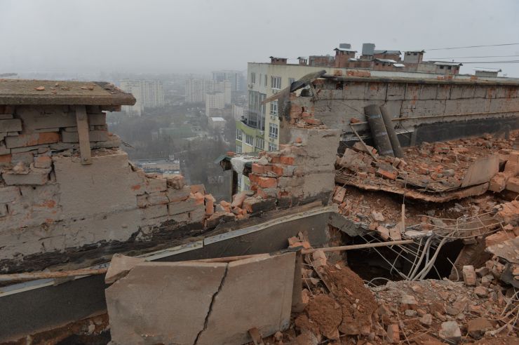 Наслідки влучання уламків «шахеда» у столичному Солом’янському районі. Пошкоджений дах і технічний поверх будинку. 