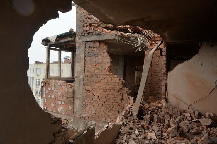 Наслідки влучання уламків «шахеда» у столичному Солом’янському районі. Пошкоджений дах і технічний поверх будинку. 