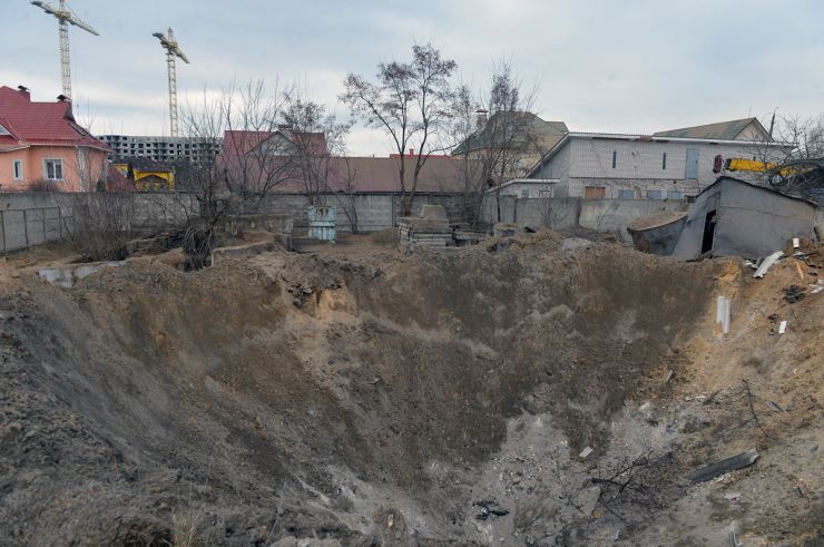 Пошкоджені приватні житлові будинки та будівля церкви внаслідок ракетного обстрілу мирного населення росіянами у мікрорайоні Бортничі в Києві