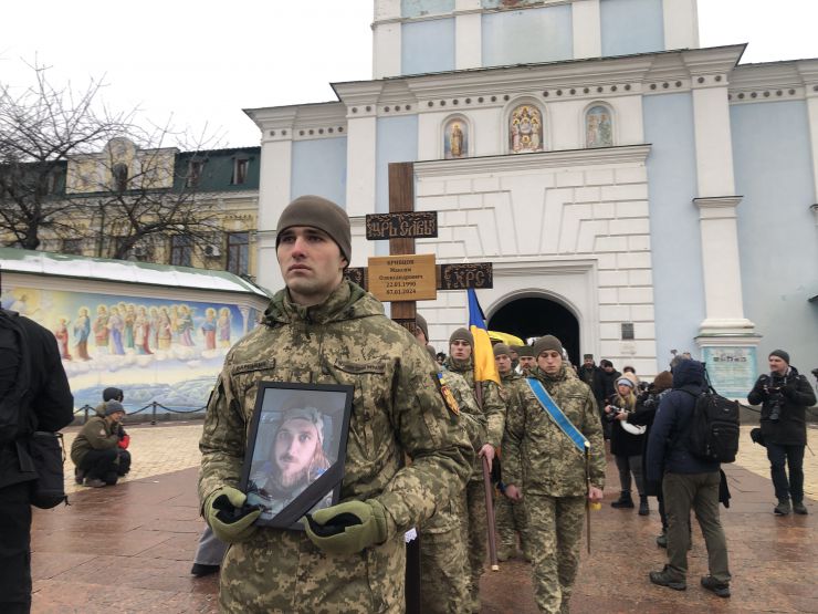 У столичному Михайлівському соборі та на Майдані Незалежності відбулось прощання із загиблим воїном і поетом Максимом «Далі» Кривцовим. 