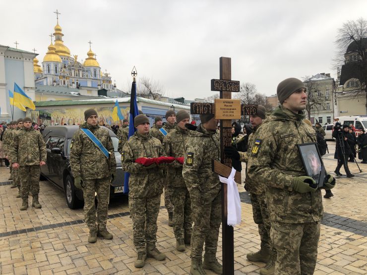 У столичному Михайлівському соборі та на Майдані Незалежності відбулось прощання із загиблим воїном і поетом Максимом «Далі» Кривцовим. 