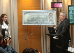 У готелі Hyatt презентували оновленого дизайну 100-доларову банкноту України за участі Посла США в Україні Джона Теффта і представників Національного банку України.