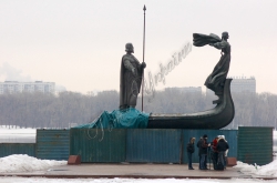 Пам'ятник засновникам Києва - Кию, Щеку, Хориву та Либідь,  що на Дніпровській набережній, розвалився.