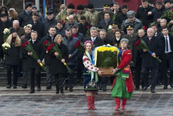 Перший заступник Голови Верховної Ради України Ірина Геращенко, Президент України Петро Порошенко з дружиною Мариною під час церемонії покладання квітів.