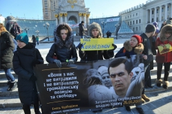 Акція кримських татар на підтримку адвоката Еміля Курбедінова на Майдані Незалежності.