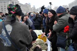 На Майдані Незалежності відбулась церемонія прощання з чотирма українськими військовослужбовцями 72-ї механізованої бригади ЗСУ, які загинули 29-30 січня поблизу Авдіївки від осколкових поранень.