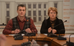 Народні депутати Ігор Луценко та Наталiя Новак під час Спільного засідання МДО 