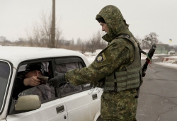На блокпосту Лисичанськ-Попасна співробітники батальйону патрульної служби поліції особливого призначення «Тернопіль» під час перевірки автотранспорту.