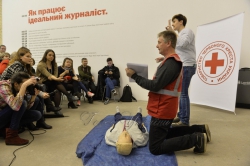 В «Мистецькому Арсеналі» у Музеї новин представники Товариства Червоного Хреста України розповіли про основні правила надання першої медичної допомоги.
