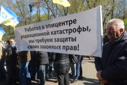 Мітинг-акція протесту працівників Чорнобильської атомної станції біля Кабінету Міністрів.