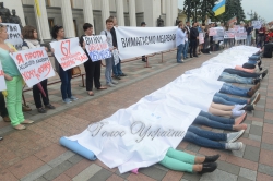 Біля Верховної Ради України представники пацієнтських організацій та активісти провели Всеукраїнську акцію «Година смерті» з вимогою підтримати медичну реформу в Україні.