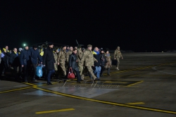 Зустріч звільнених з ворожого полону українських військових в аеропорту Харкова.