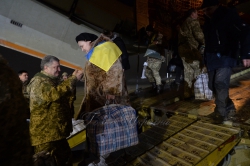 Зустріч звільнених з ворожого полону українських військових в аеропорту Бориспіль