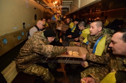 Звільнені полонені з Донбасу прибули до Києва.