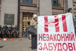 Біля будівлі КМДА відбулася акція протесту проти будівництва торгового центру і збереження історичної знахідки на Поштовій площі у Києві