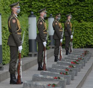 Председатель Верховной Рады Украины Дмитрий Разумков почтил память погибших в ходе Второй мировой войны