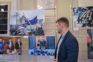 До Дня Гідності та Свободи у кулуарах Верховної Ради України відкрилася фотовиставка «Майдан». 