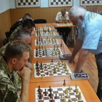 Баталії нехай розгортаються лише на шахівниці!