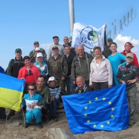 На Говерлі розгорнули разом з Державним ще два прапори