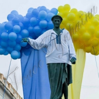 Дюк знову приміряє вишиванку