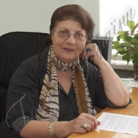 Жінка, якій золото до лиця