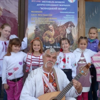 Співали, танцювали ще й козаками стали