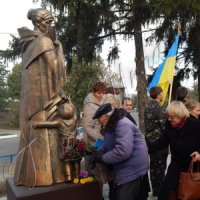 Біля Матері-вдови посадили дві калини