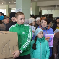 Поділилися крупами, молоком і консервами