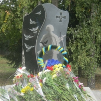Відкрили обеліск захисникам