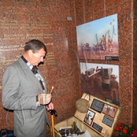 Батько солдата запалив у музеї свічку  перед портретом загиблого сина