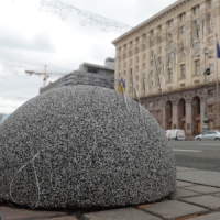 Клумбами і бетонними напівсферами — по порушеннях правил паркування