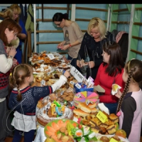 Учні продавали тістечка. Закуплять канцтовари