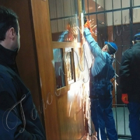 ...поліція демонтує бар’єри