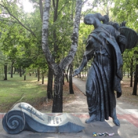 Муза у тихому сквері