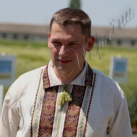 Віддає зарплату на благодійність
