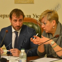 Курс коливатиметься й надалі