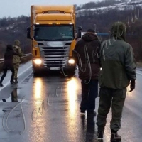 Організували блокаду нижче перевалу