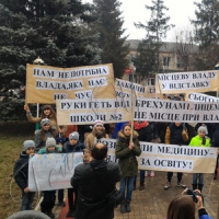 Шини для чиновників принесли учні і вчителі